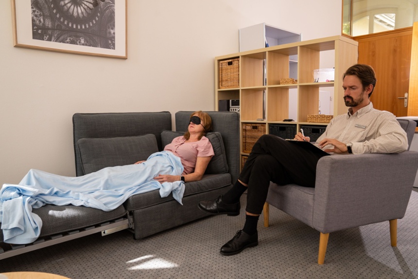 Die Patientin nimmt Psilocybin in einem sicheren, angenehmen Setting ein und wird psychotherapeutisch begleitet.