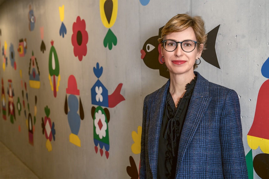 Veronika Mailänder vor der neuen Wandgestaltung der Therapiestation Brüschhalde